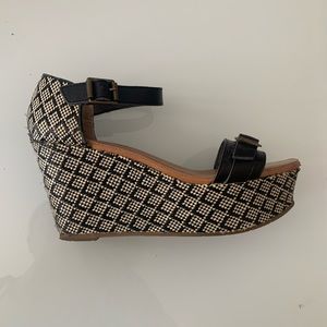 Black/cream geometric woven platform sandals